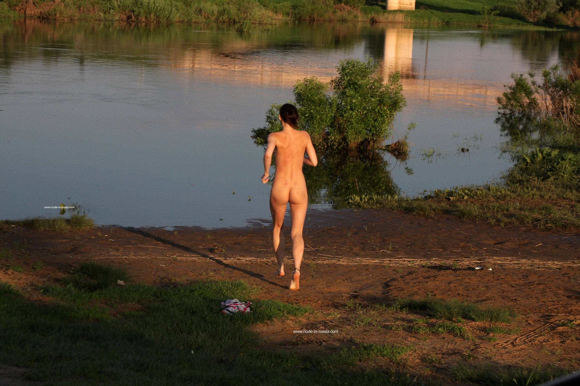 NudeInRussia Daina Splashes In The Nerl River [68P]