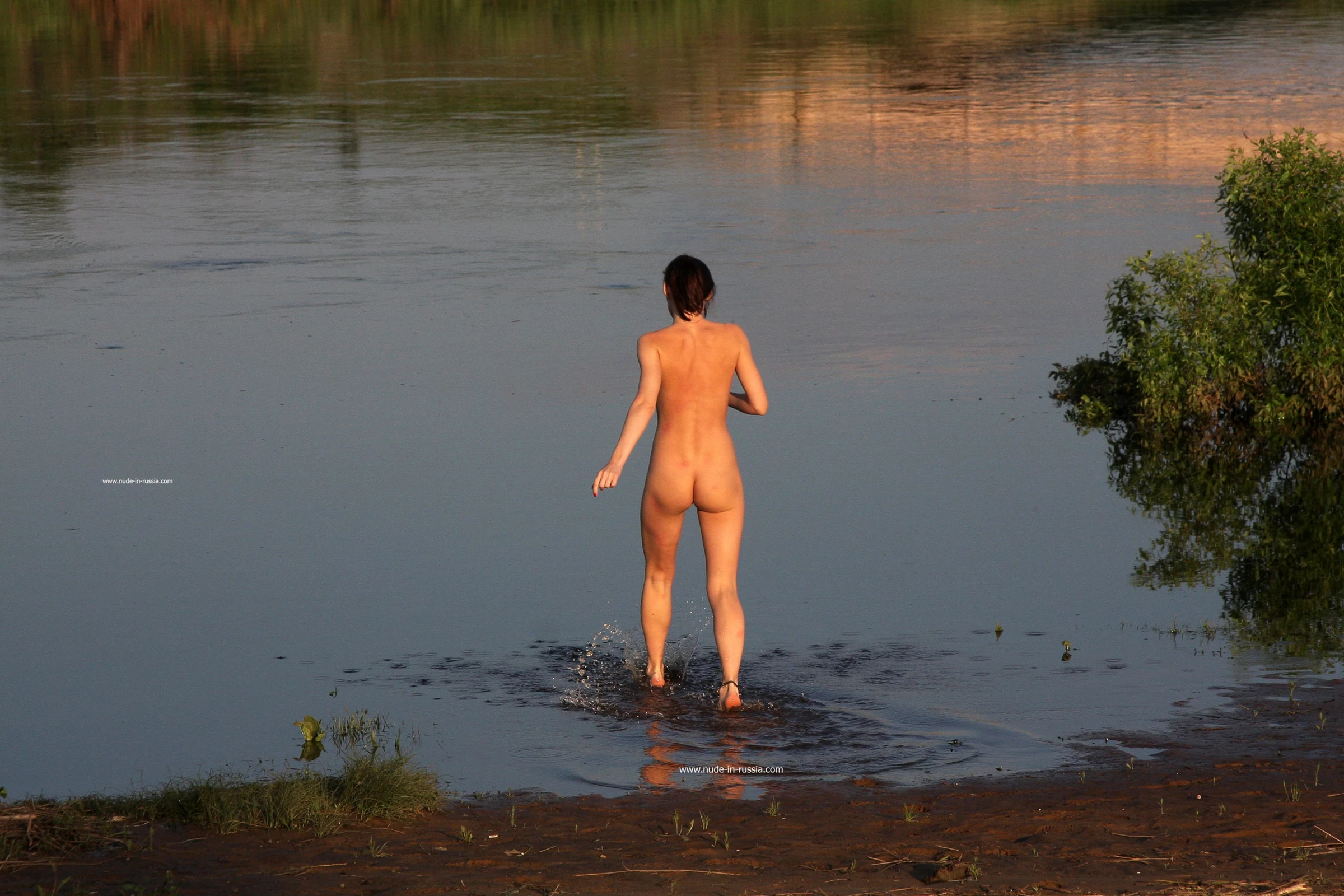 NudeInRussia Daina Splashes In The Nerl River [68P]