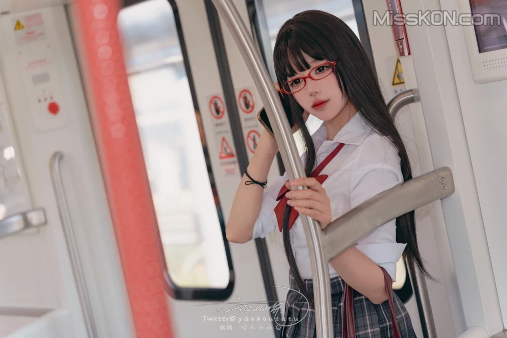 Coser@黏黏团子兔： 电车惊魂& 期待 [72 photos ]