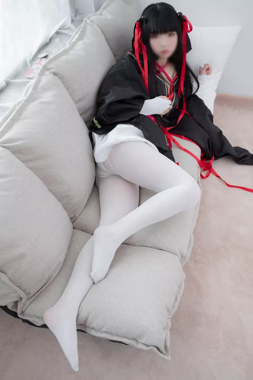 [爱花写真]ALPHA004_真人Cosplay美女居家沙发上性感白短裙配白丝裤袜写真75P