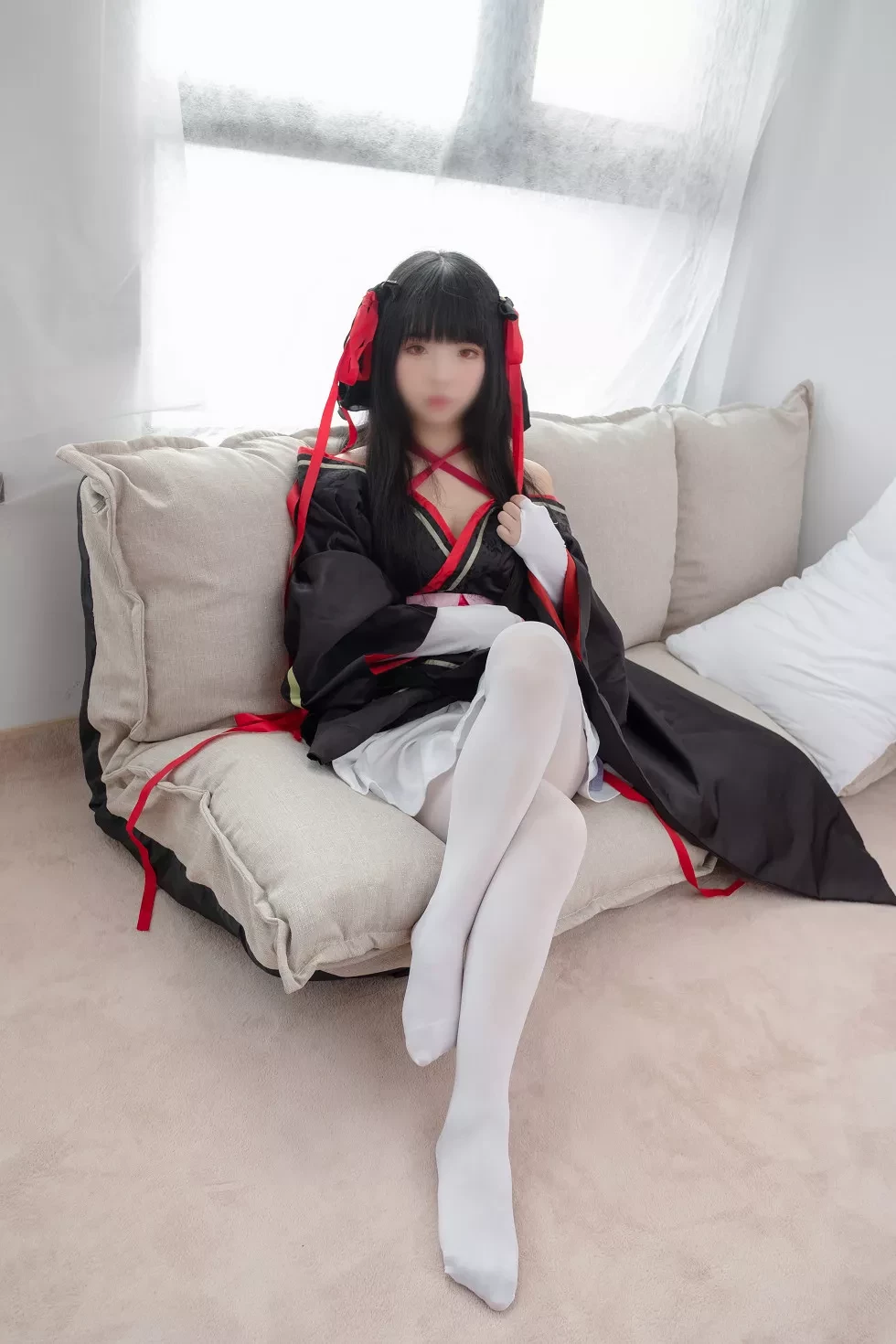 [爱花写真]ALPHA004_真人Cosplay美女居家沙发上性感白短裙配白丝裤袜写真75P