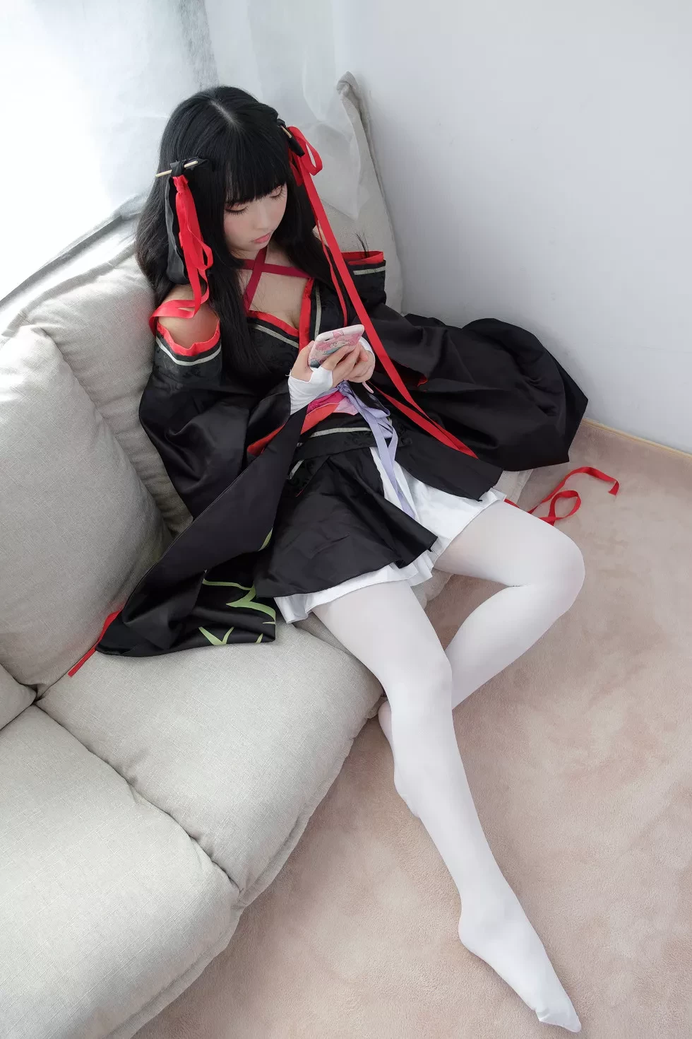 [爱花写真]ALPHA004_真人Cosplay美女居家沙发上性感白短裙配白丝裤袜写真75P