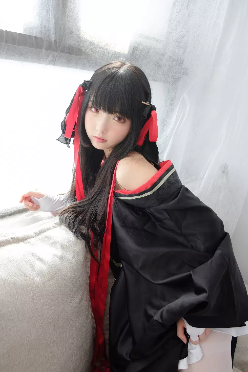 [爱花写真]ALPHA004_真人Cosplay美女居家沙发上性感白短裙配白丝裤袜写真75P