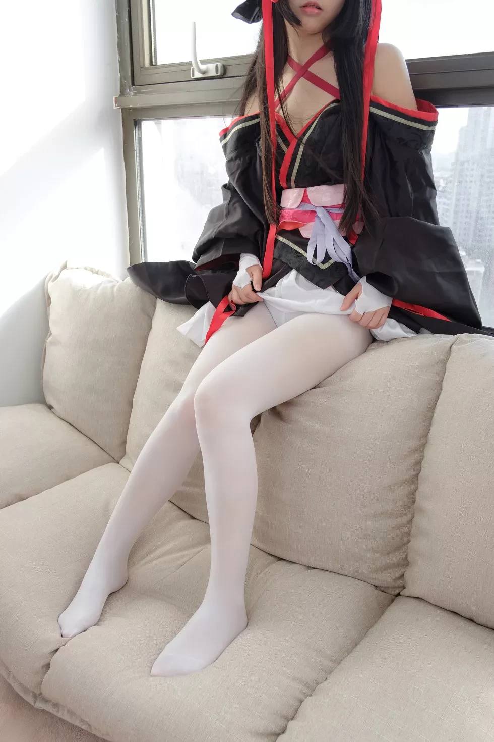 [爱花写真]ALPHA004_真人Cosplay美女居家沙发上性感白短裙配白丝裤袜写真75P