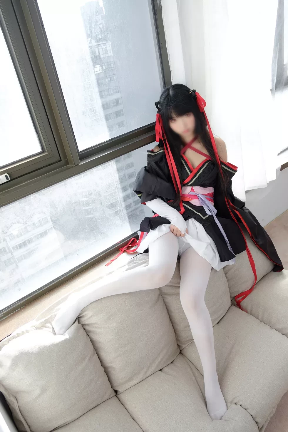 [爱花写真]ALPHA004_真人Cosplay美女居家沙发上性感白短裙配白丝裤袜写真75P