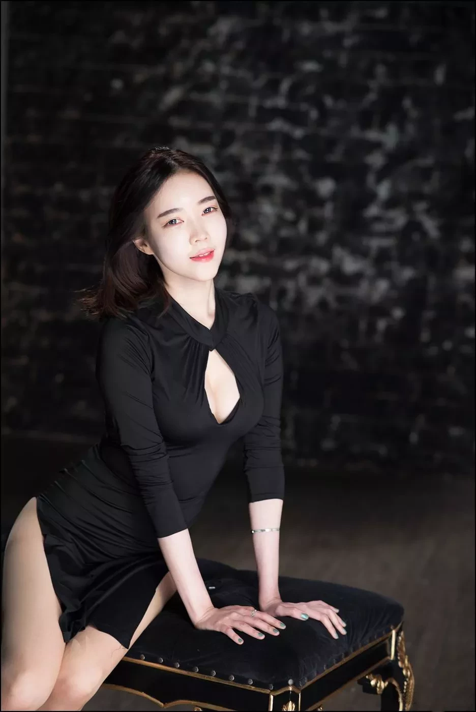 韩国美女贾妍阳高叉黑裙露美胸性感写真11P