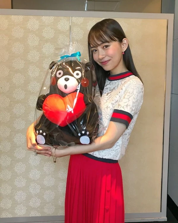 井桁弘恵 仮面ライダーゼロワン刃唯阿役 女性ライダー井桁弘恵 ビキニ姿で强さだ...