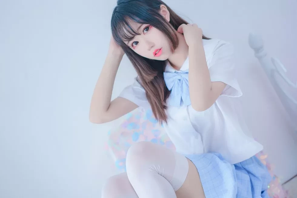 [Cosplay精选]网络美女猫君君MaoJun清凉一夏主题短裙下白丝美腿写真46P