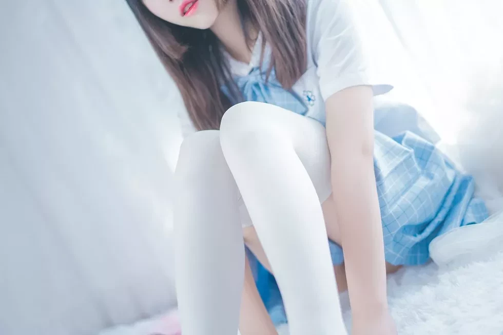 [Cosplay精选]网络美女猫君君MaoJun清凉一夏主题短裙下白丝美腿写真46P