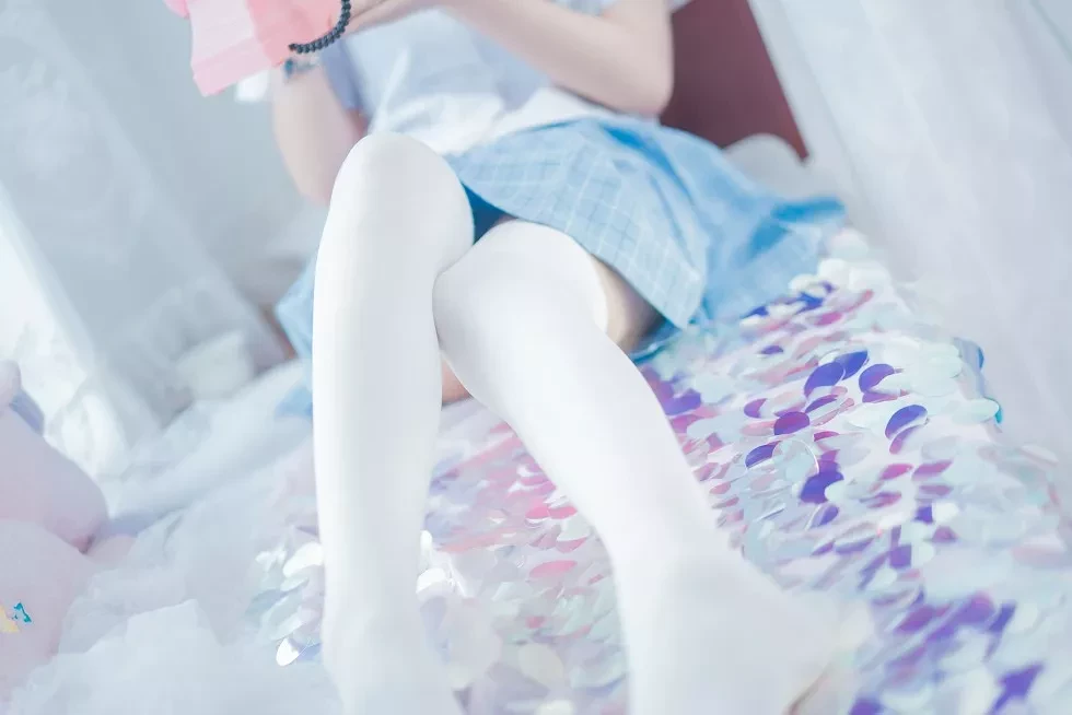 [Cosplay精选]网络美女猫君君MaoJun清凉一夏主题短裙下白丝美腿写真46P