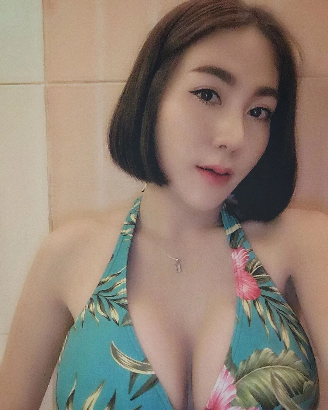 极品短发妹 藏着白皙巨乳让人好想揉