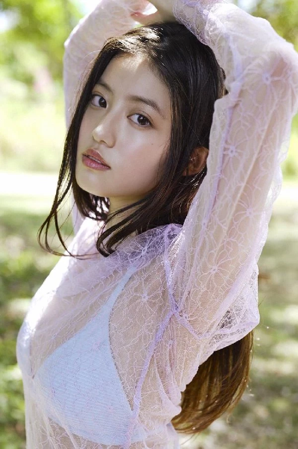 今田美桜 可爱い颜でナイスバディなビキニ姿を披露する女优