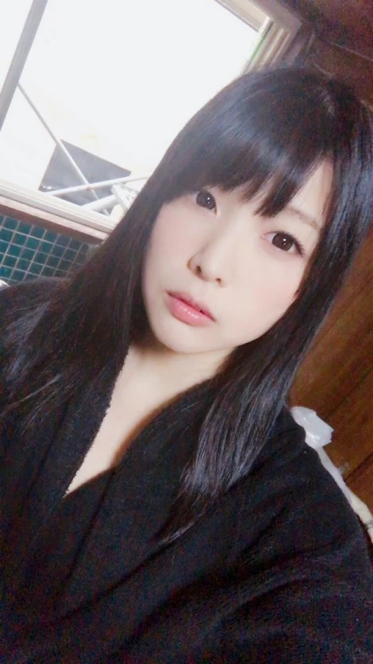 黑长直的萌系女孩最得人心!!新村あかり自称从萝莉到人妻都能演没问题!!