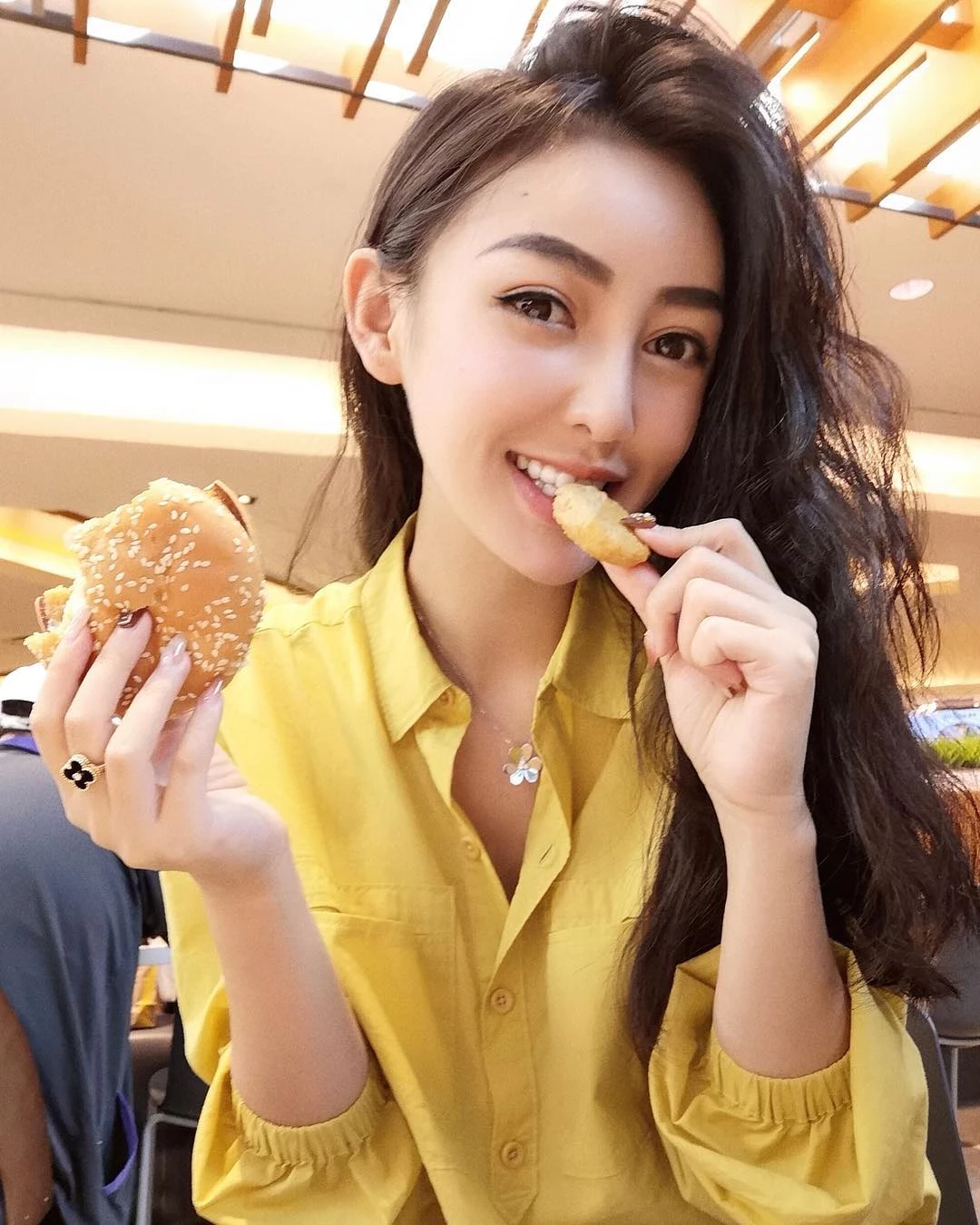 加拿大版“昆凌  Angelababy 成熟体”还会骆驼蹄