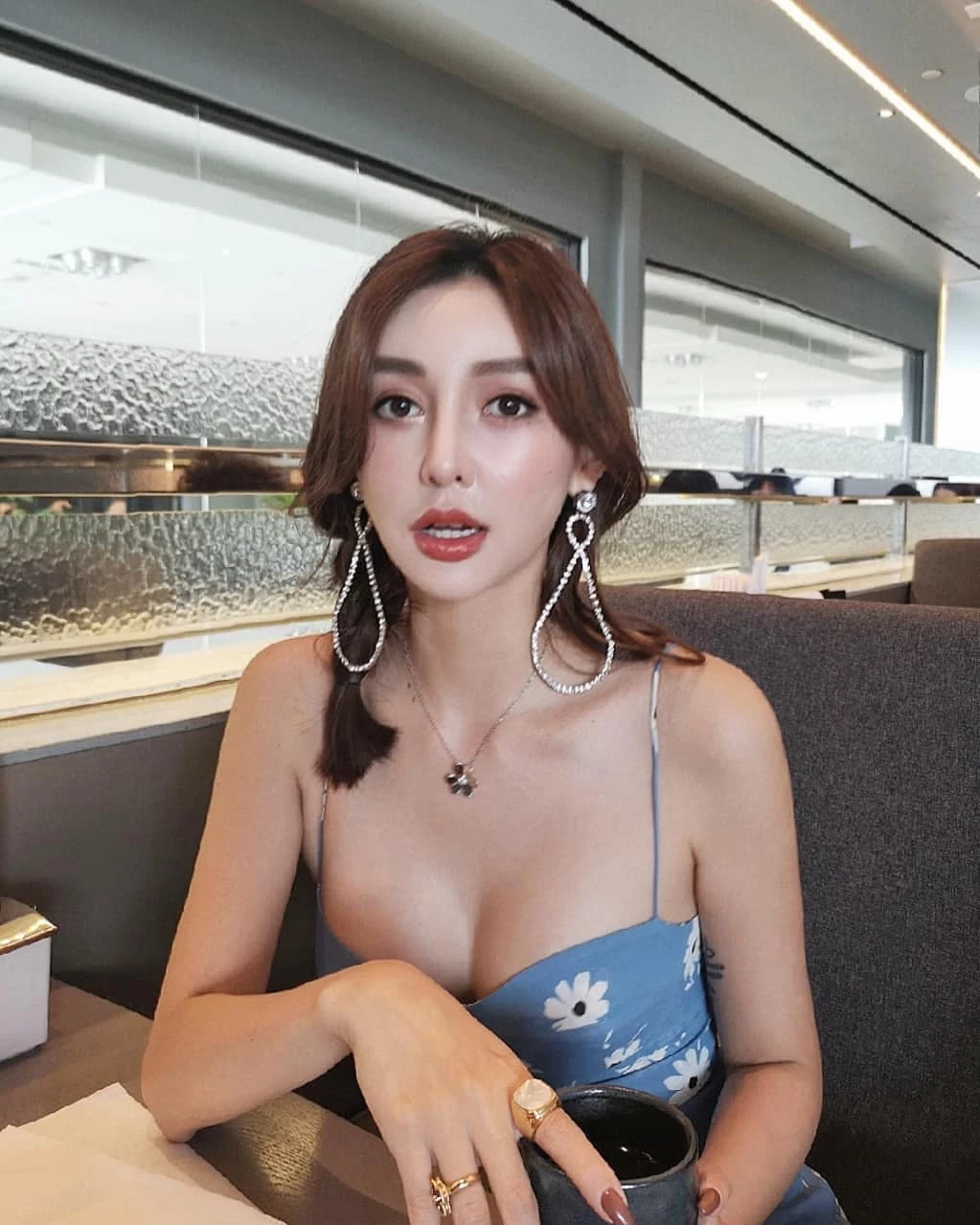 加拿大版“昆凌  Angelababy 成熟体”还会骆驼蹄