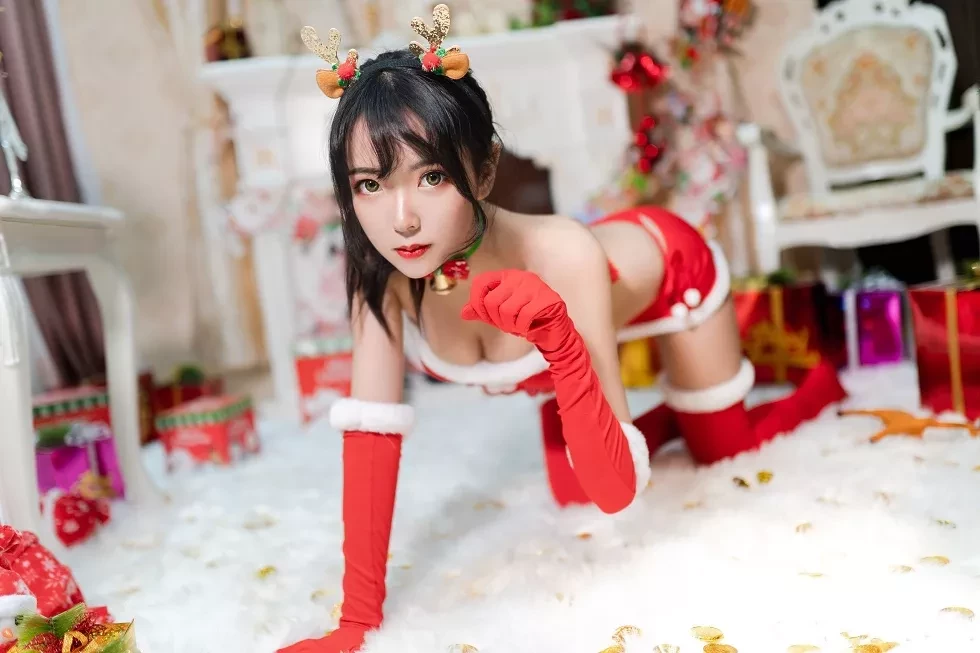 [Cosplay精选]微博Coser小姐姐妍子坚不可摧圣诞礼物主题性感内衣秀完美身材写真24P