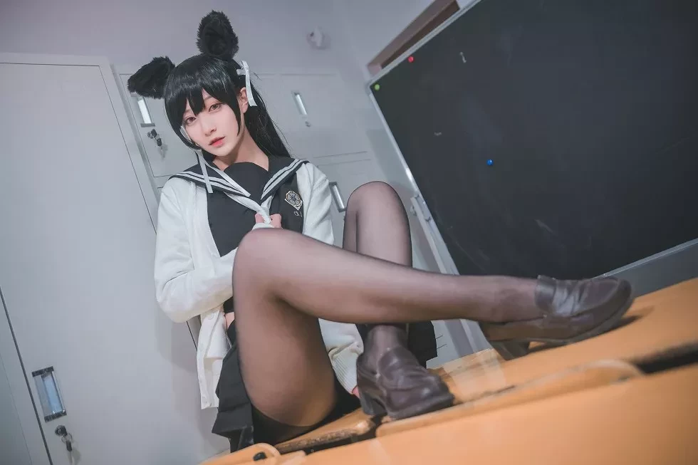 [Cosplay精选]动漫博主铁板烧鬼舞w爱宕系列JK制服 吊带蕾丝袜诱惑写真41P