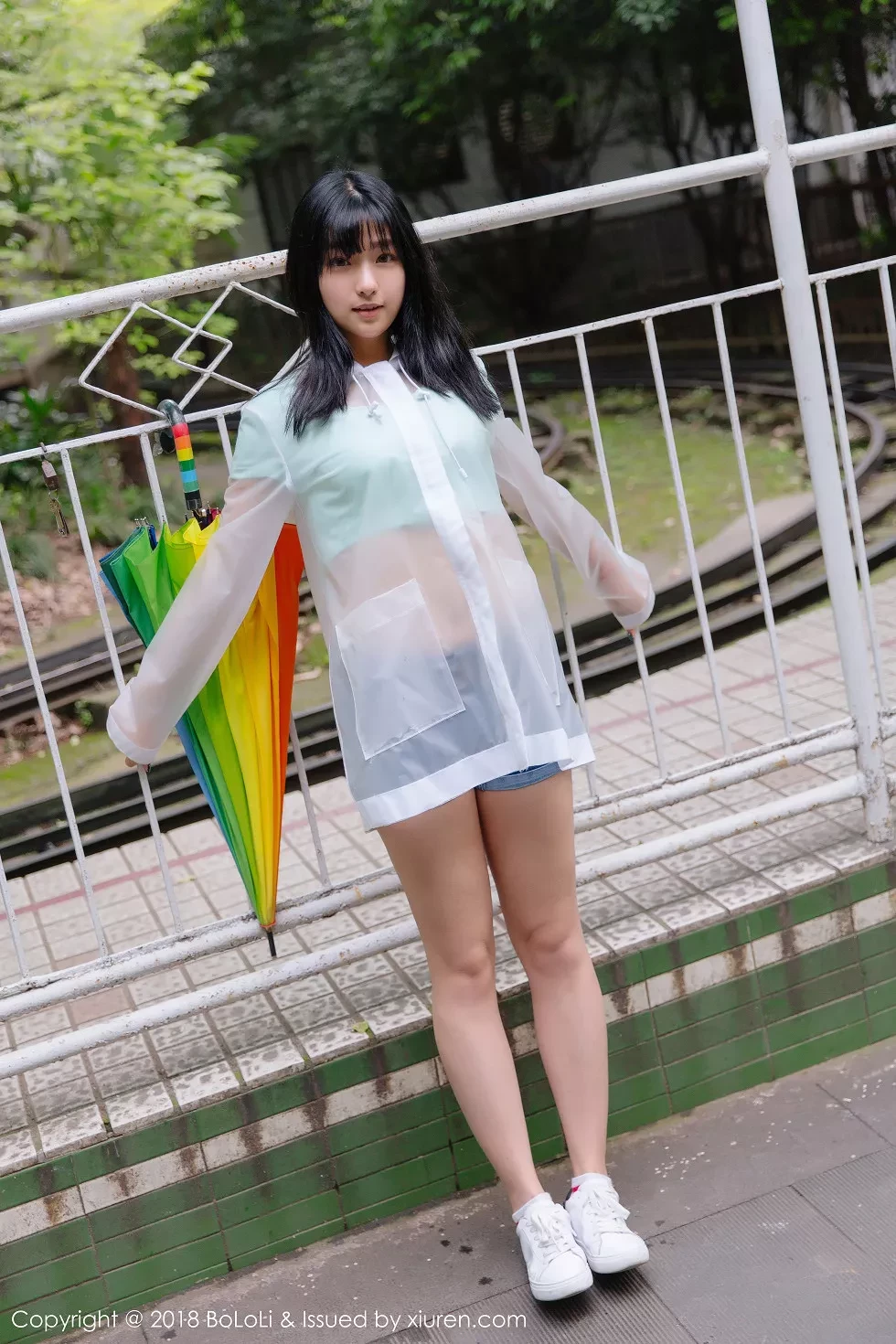 [Tukmo兔几盟]Vol.106_嫩模球球雨天公园透明雨衣秀性感牛仔热裤迷人写真38P