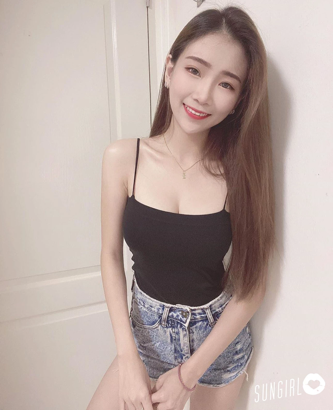 新加坡正妹 刘羽泫 气质美女招牌微笑表情拍照笑起来好超甜!