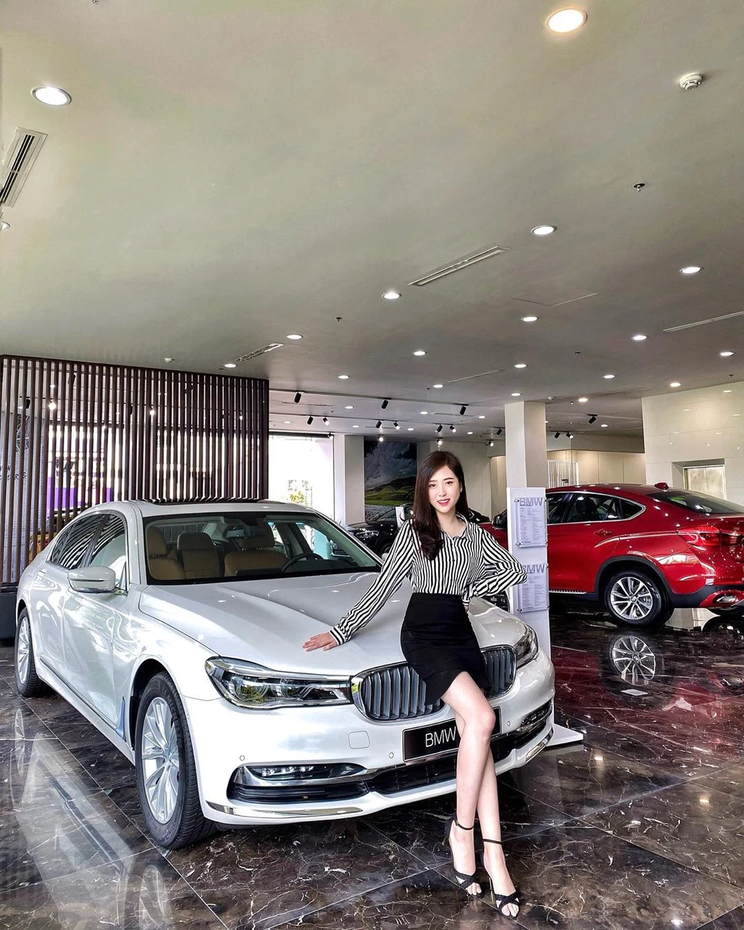 越南BMW长腿业务自备“白嫩气囊”陪试乘