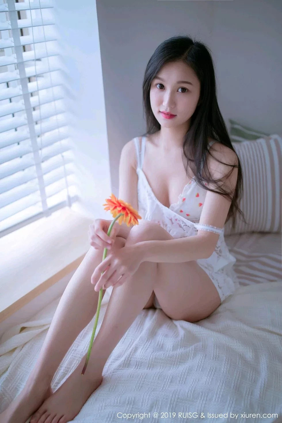 [RUISG瑞丝馆]VOL.068_嫩模深紫Julie私房清甜可人草帽女孩系列靓丽迷人写真49P