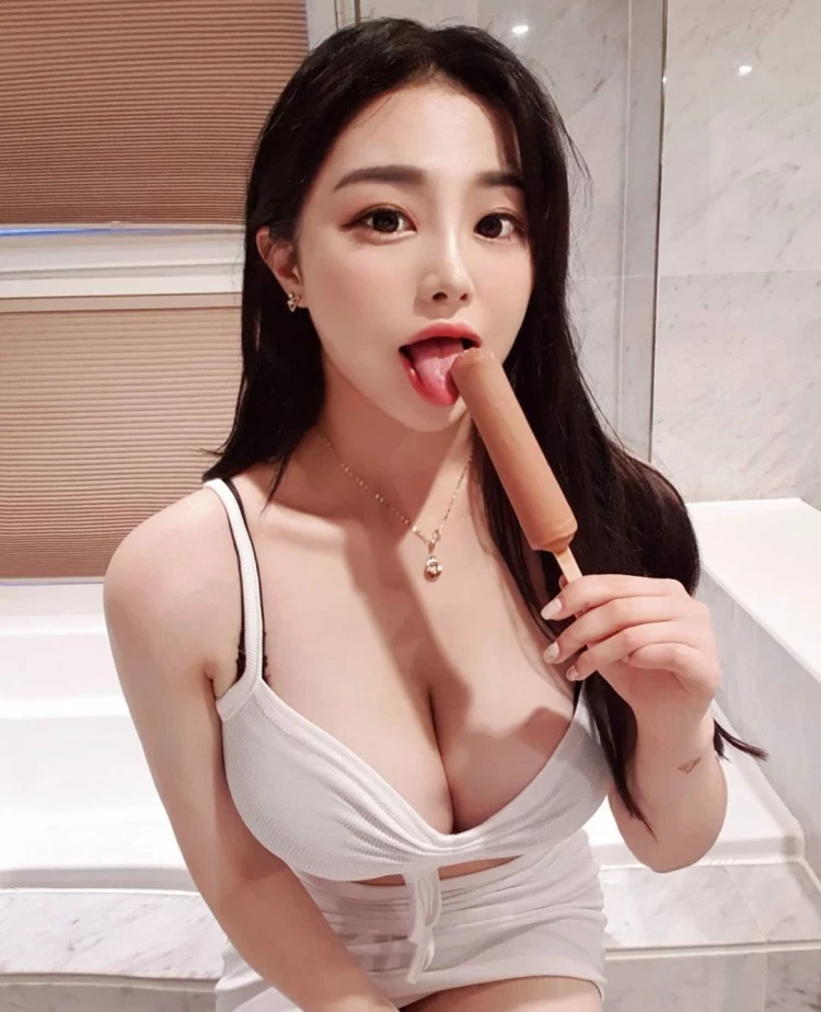 大胸女同事白色衬衫爆开了！~쩡이