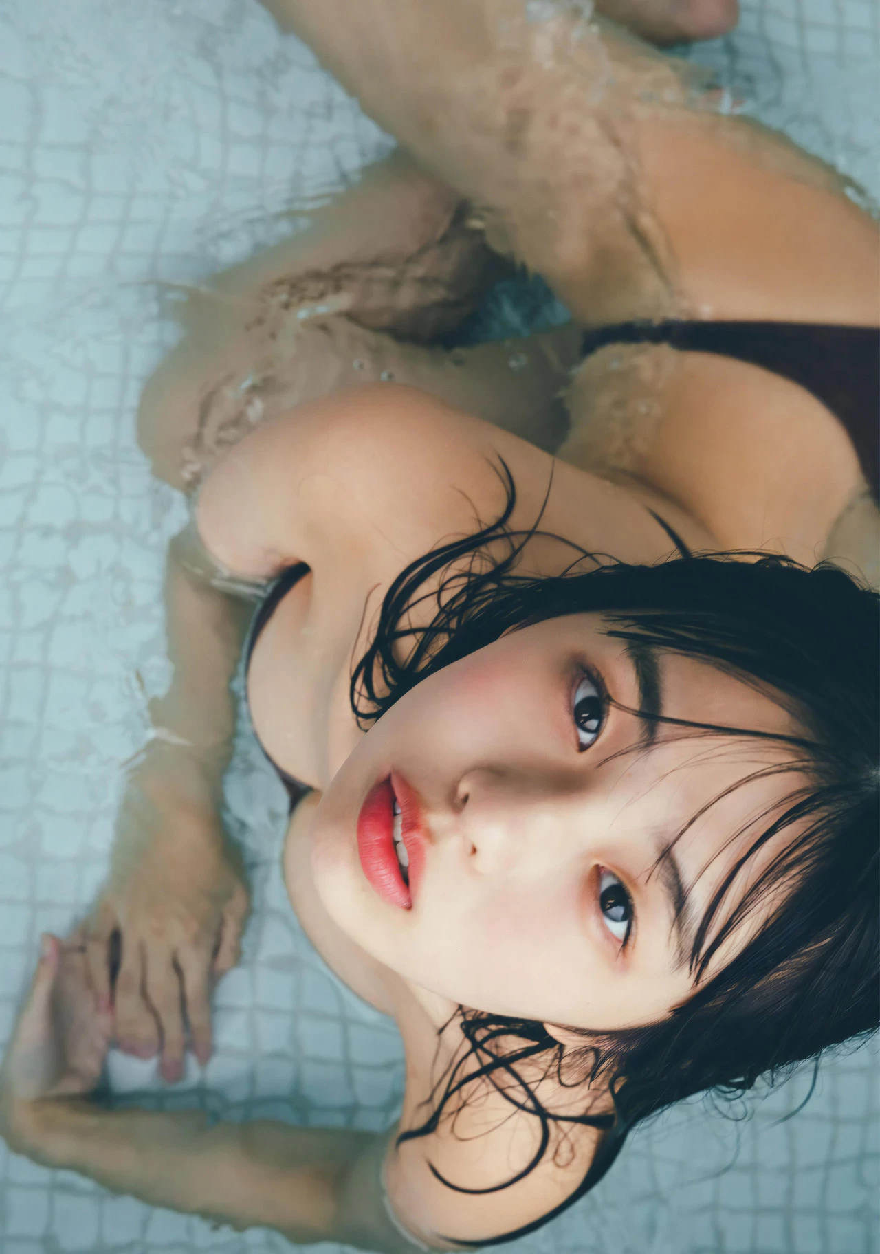 [菊地姫奈] 丰满巨乳太撩人 性感写真照真的太喷血了 [25P]