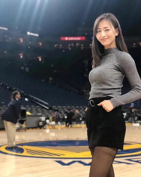 NBA最正女记者 30岁生日快乐！球员真幸福XD~宫河麻耶