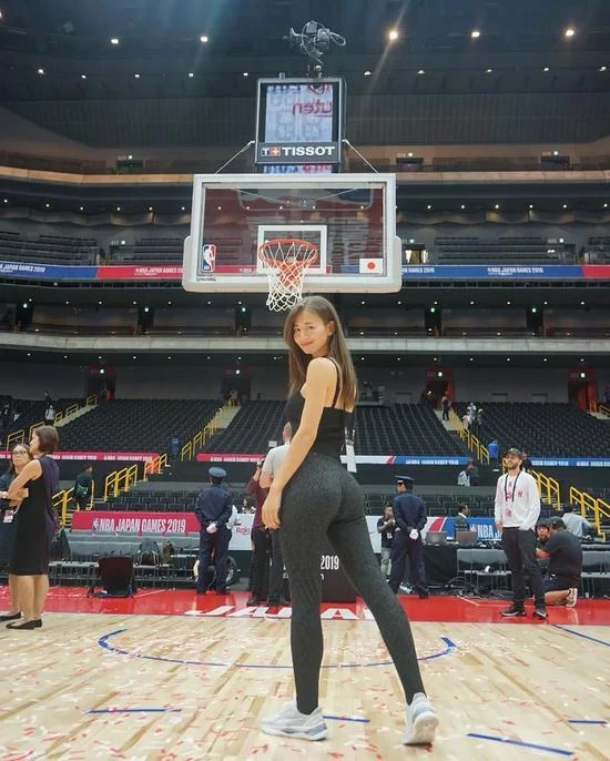 NBA最正女记者 30岁生日快乐！球员真幸福XD~宫河麻耶