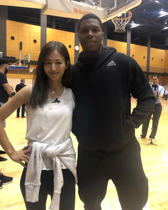 NBA最正女记者 30岁生日快乐！球员真幸福XD~宫河麻耶