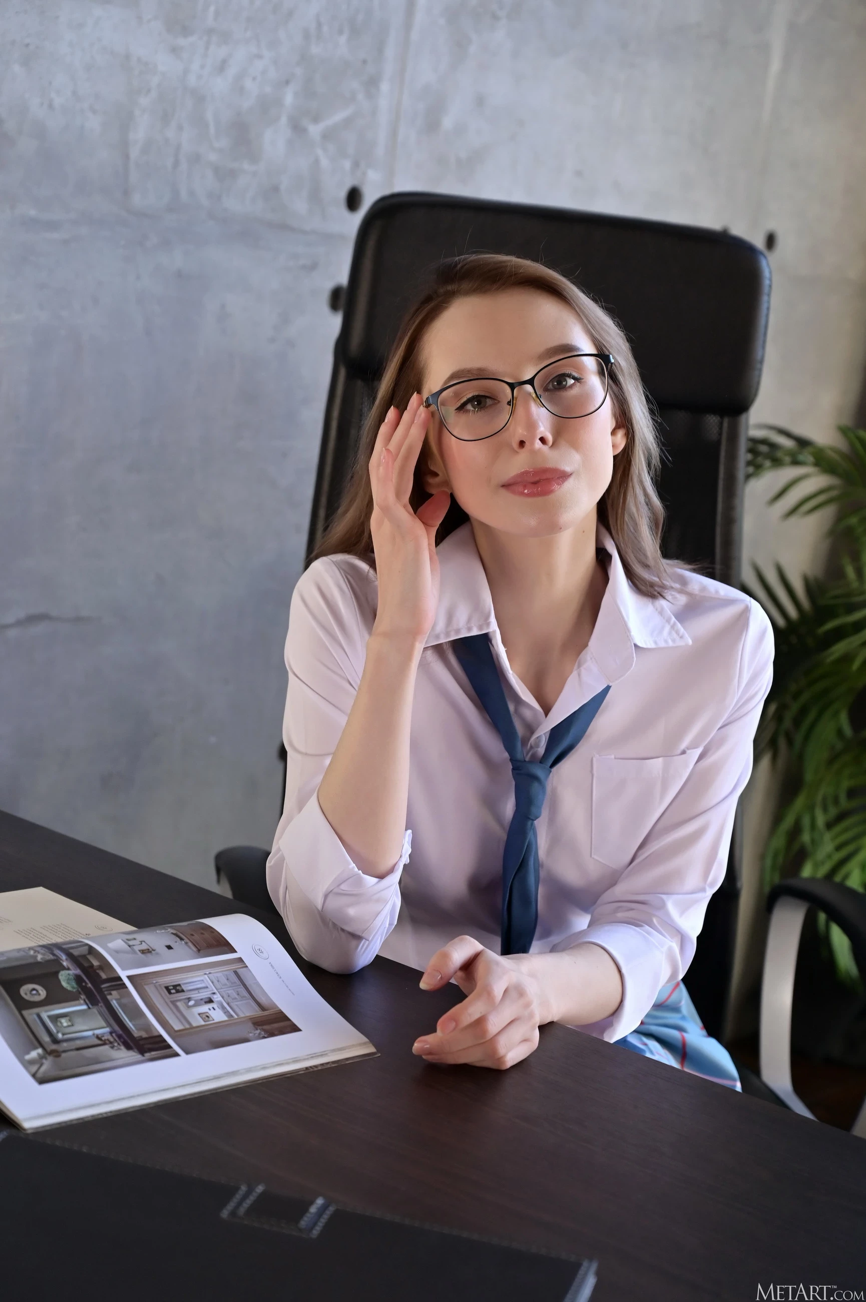 Tora Reeves in Desk Job [109P]