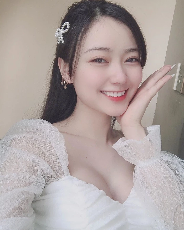 脸蛋优身材好！越南小嫩妹《Vickie.Bae》纤细嫩腿尬上酥胸掳获你心！