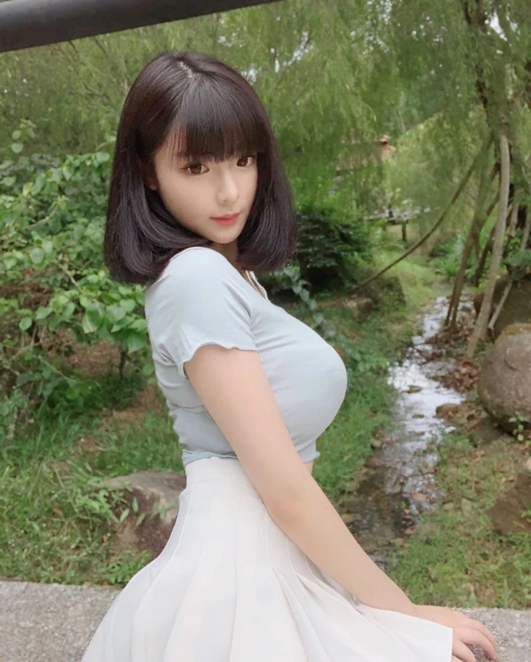 真人版充气娃娃？大眼正妹“饱满の白皙欧派”画面太香：着衣巨乳最高！