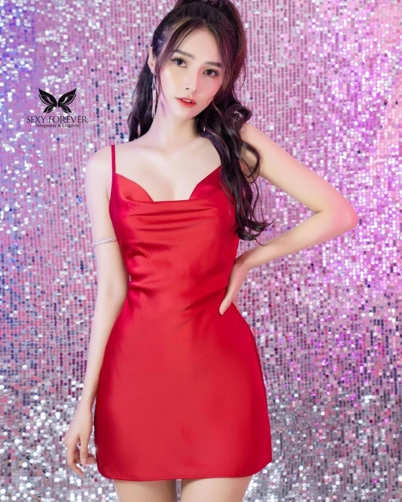 白皙正妹火辣大胆豪放的越南女DJ Jenny Yến