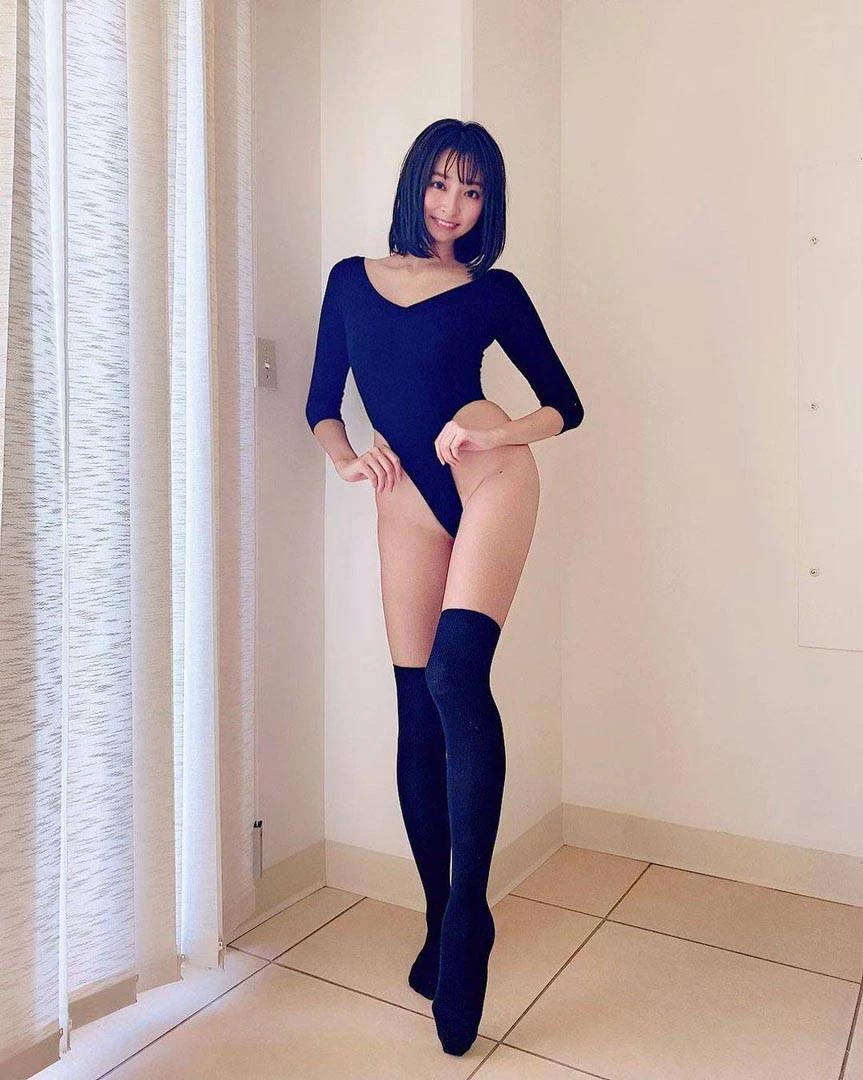 绪方咲 爱打高尔夫球的日本写真女神