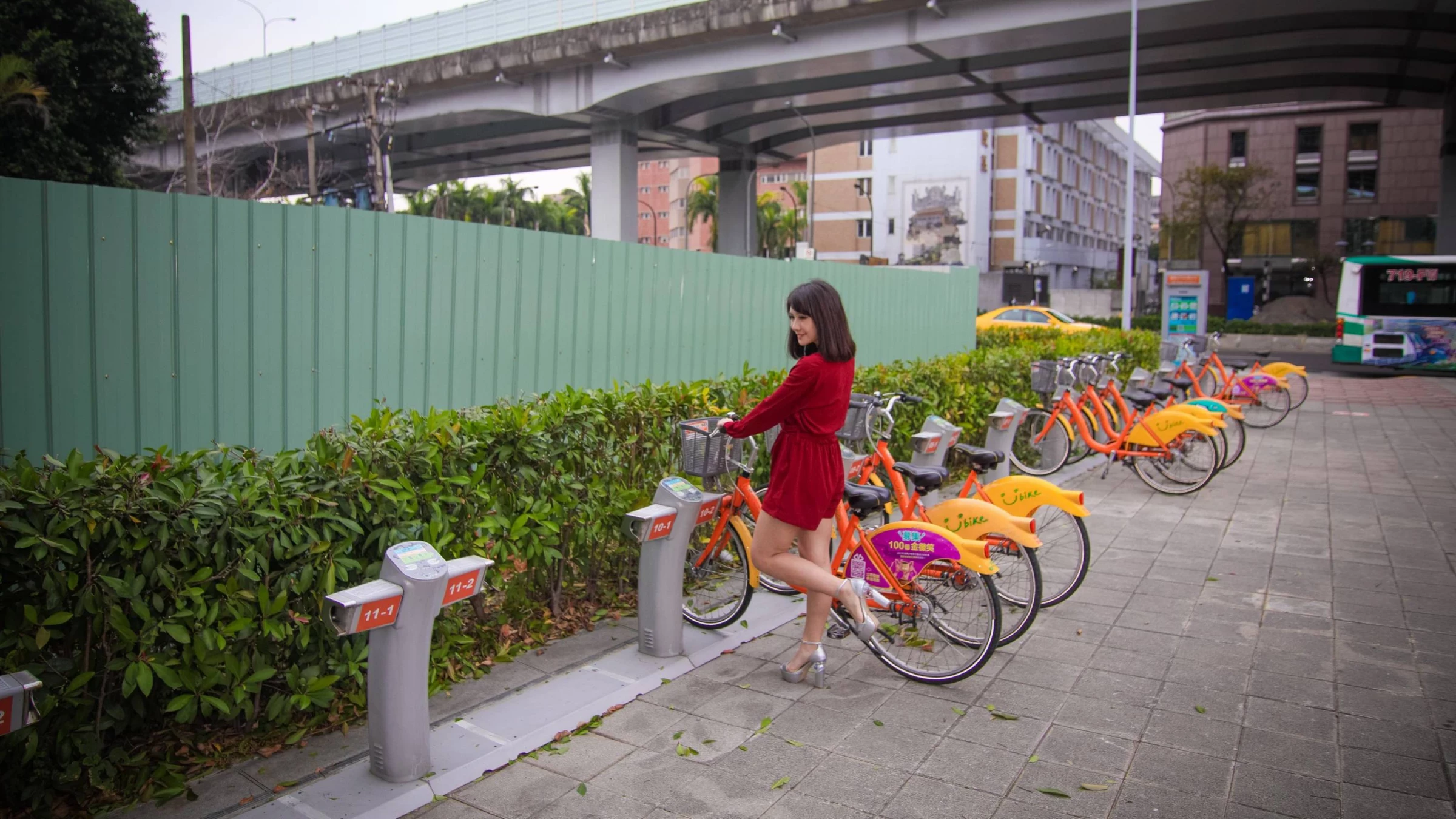 [美腿番外篇系列]长腿美模 熊熊儿 连衣短裤裙 高跟美腿旅拍[124P]