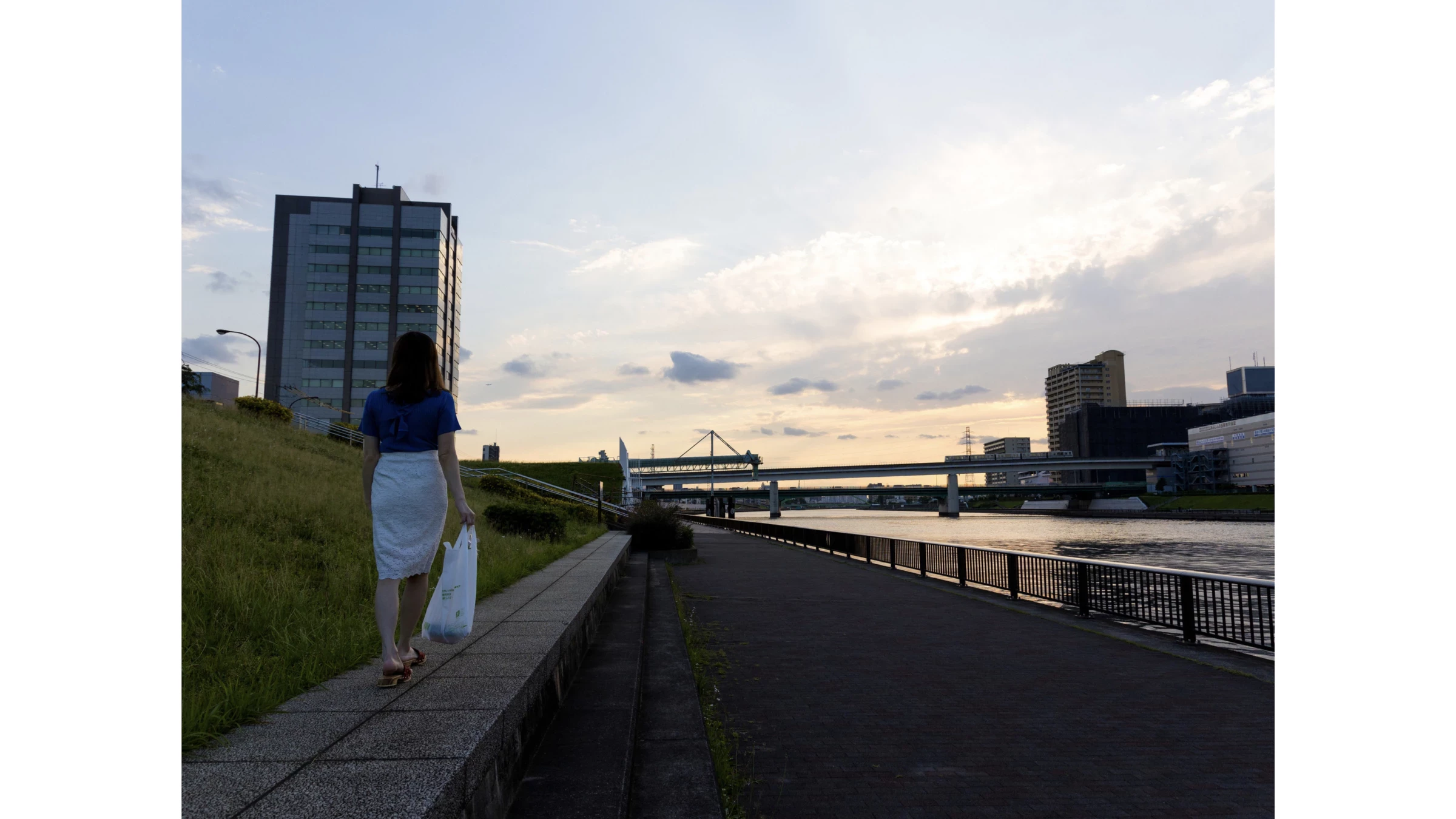 铃木真夕[Photobook] グラビア写真集 めぞん夕刻〜エッチな管理人〜 [112P]