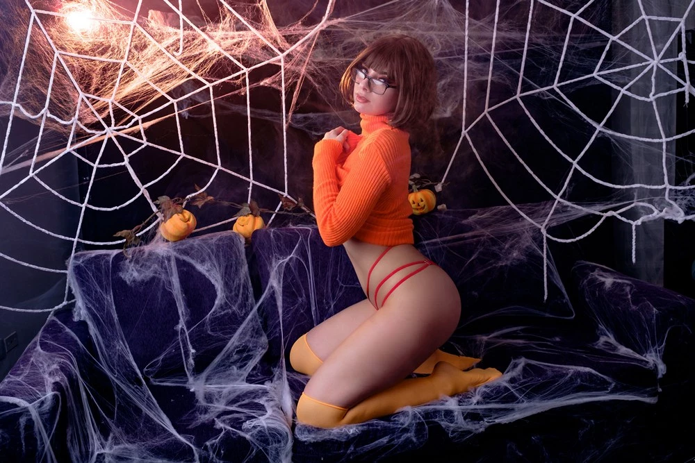 Valentina Kryp - Velma Dinkley